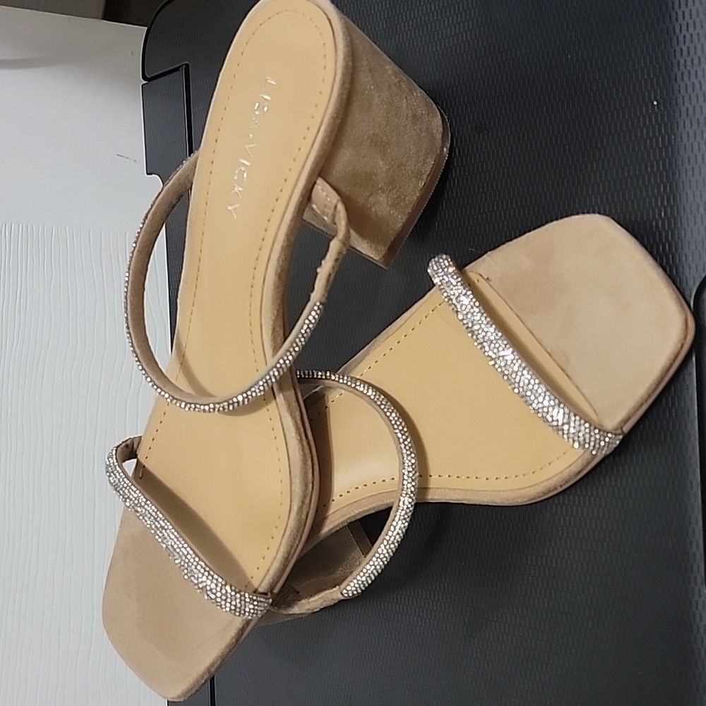 NWOT Lisa Vicky Tan Block Heel Sandals Women Size 6 No Box